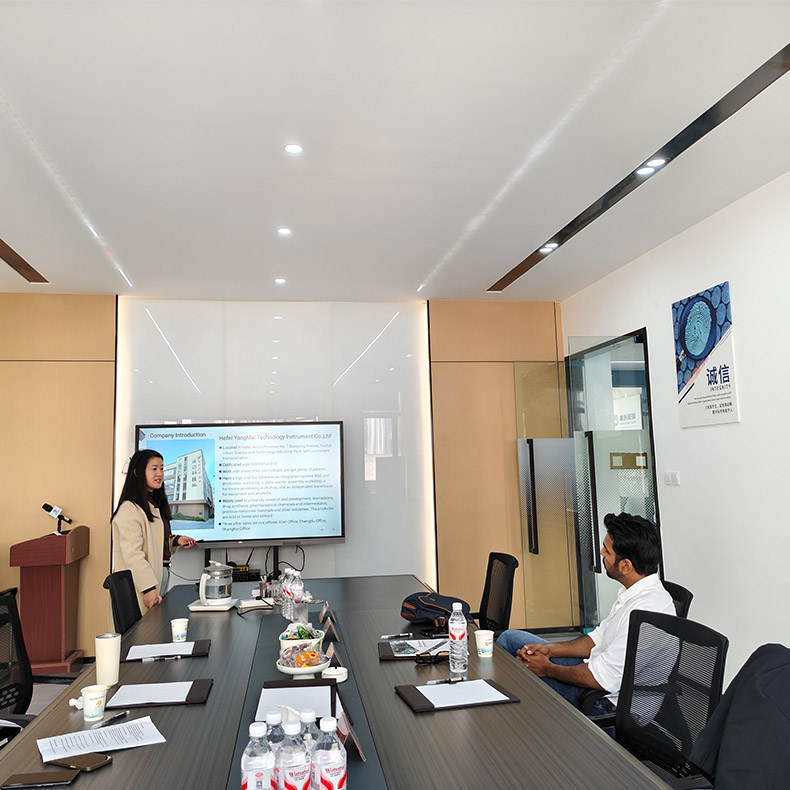 Ein malaysischer Kunde besucht Yangmai Technology, um sich über Anwendungen in der Edelmetallraffination zu informieren.